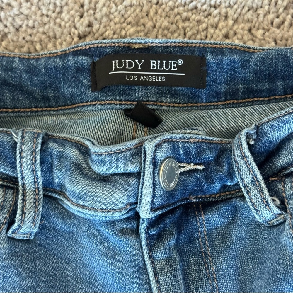 Judy Blue Fray Hem Cut-Off Jean Shorts Women's in Medium Wash Size Medium - Picture 3 of 7